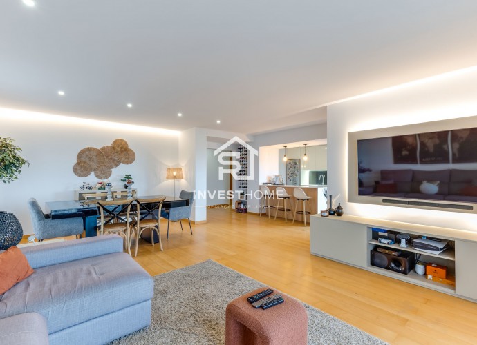Apartamento T2 | Renovado | Metro | Garagem 2 viaturas | Arrumos