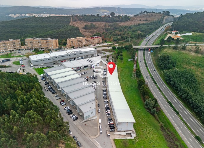 Armazém 241m2 | Zona Industrial Ermesinde | 2 Frentes | 2 Pisos