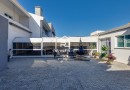 Moradia T4 totalmente remodelada | Metro à porta | Jardim | Box 2 carros | Varandas
