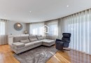 Moradia T4 totalmente remodelada | Metro à porta | Jardim | Box 2 carros | Varandas