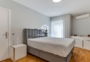 Moradia T4 totalmente remodelada | Metro à porta | Jardim | Box 2 carros | Varandas