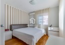 Moradia T4 totalmente remodelada | Metro à porta | Jardim | Box 2 carros | Varandas