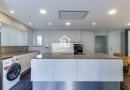 Moradia T4 totalmente remodelada | Metro à porta | Jardim | Box 2 carros | Varandas