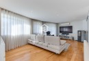 Moradia T4 totalmente remodelada | Metro à porta | Jardim | Box 2 carros | Varandas