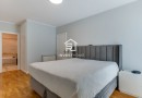 Moradia T4 totalmente remodelada | Metro à porta | Jardim | Box 2 carros | Varandas