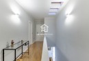 Moradia T4 totalmente remodelada | Metro à porta | Jardim | Box 2 carros | Varandas