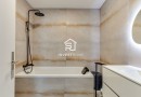 Moradia T4 totalmente remodelada | Metro à porta | Jardim | Box 2 carros | Varandas