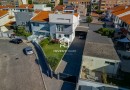 Moradia T4 totalmente remodelada | Metro à porta | Jardim | Box 2 carros | Varandas