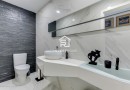 Moradia T4 totalmente remodelada | Metro à porta | Jardim | Box 2 carros | Varandas