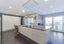 Moradia T4 totalmente remodelada | Metro à porta | Jardim | Box 2 carros | Varandas