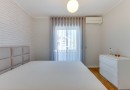 Moradia T4 totalmente remodelada | Metro à porta | Jardim | Box 2 carros | Varandas