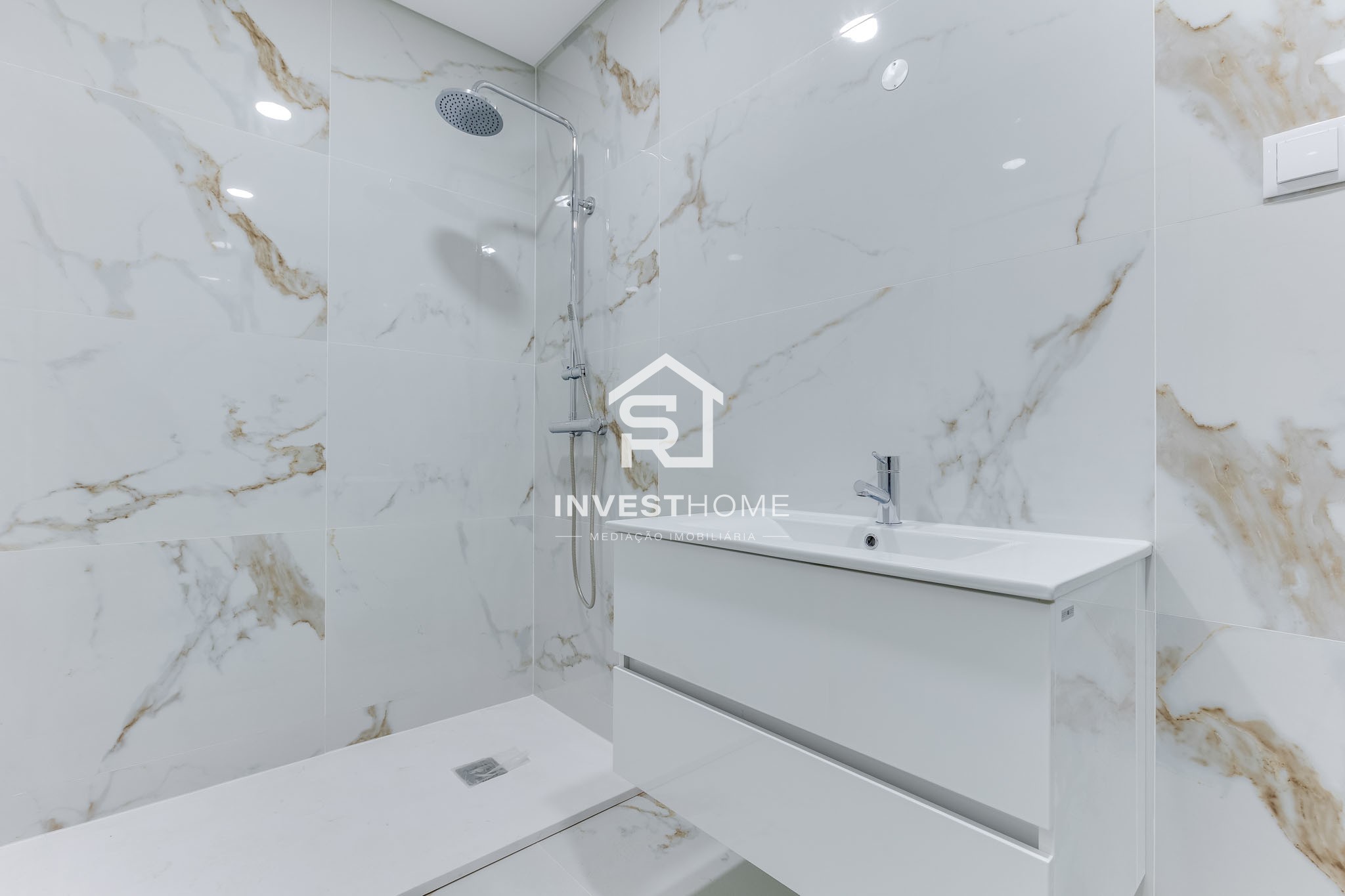 Andar Moradia T3 duplex | 3 Frentes|1º Piso | Rooftop| Box 