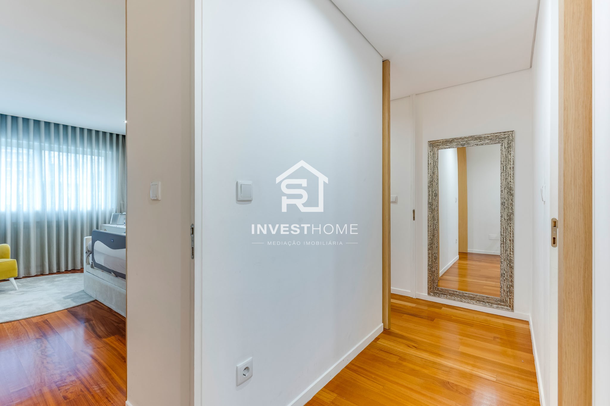 Apartamento T2 | 2 Frentes | 2011 | Varanda | 2 Lug Garagem | Arrumos