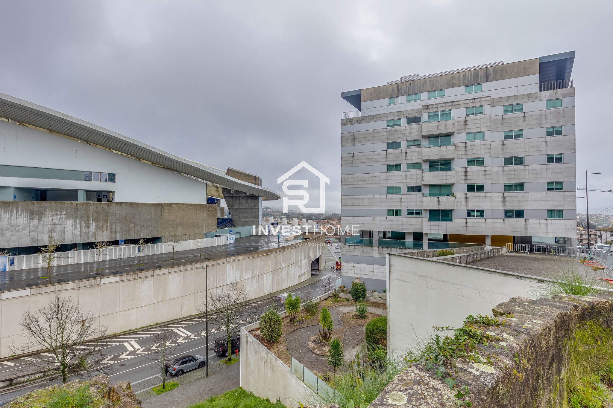 Apartamento T2 | 2 Frentes | 2011 | Varanda | 2 Lug Garagem | Arrumos