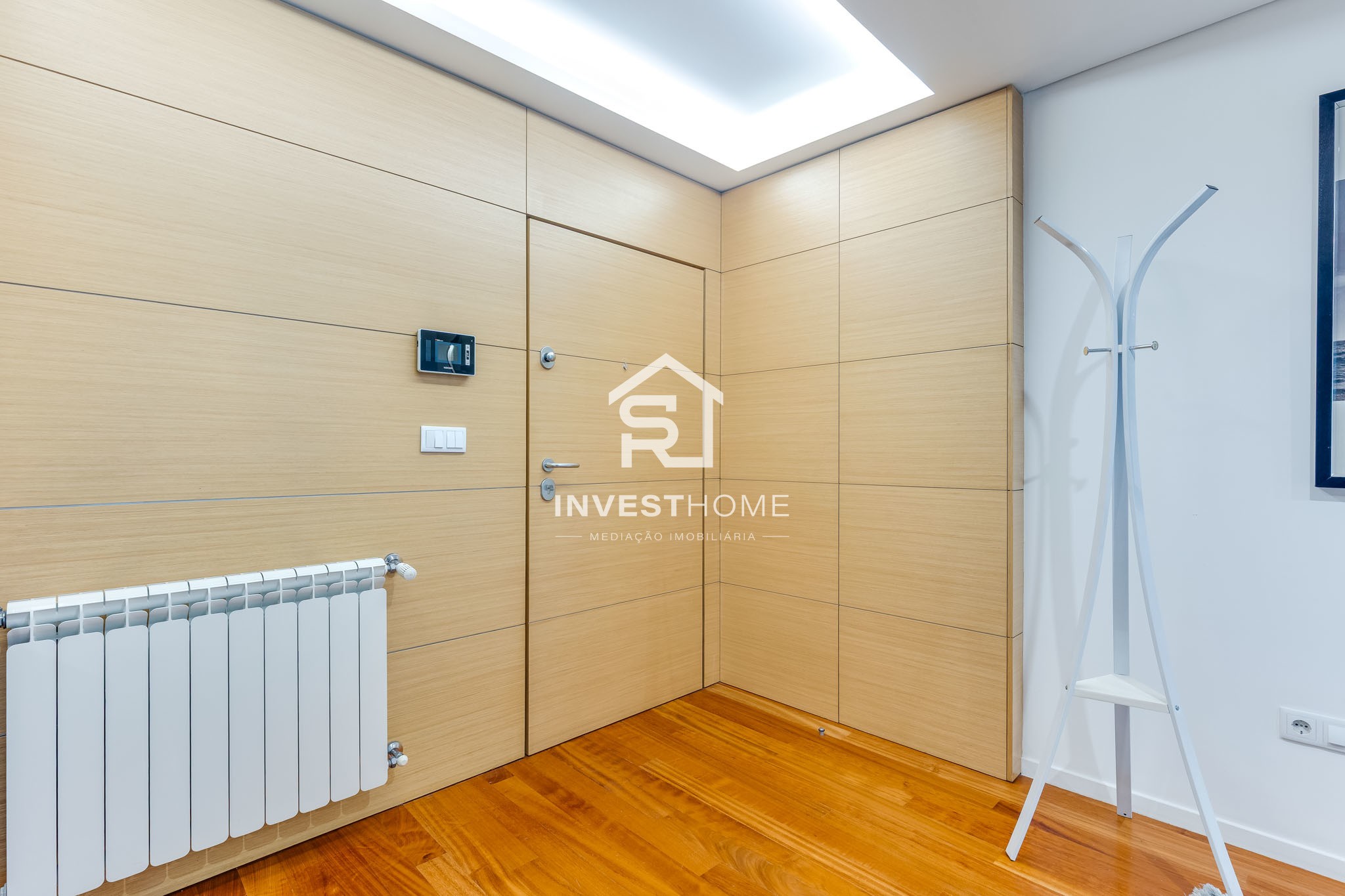Apartamento T2 | 2 Frentes | 2011 | Varanda | 2 Lug Garagem | Arrumos