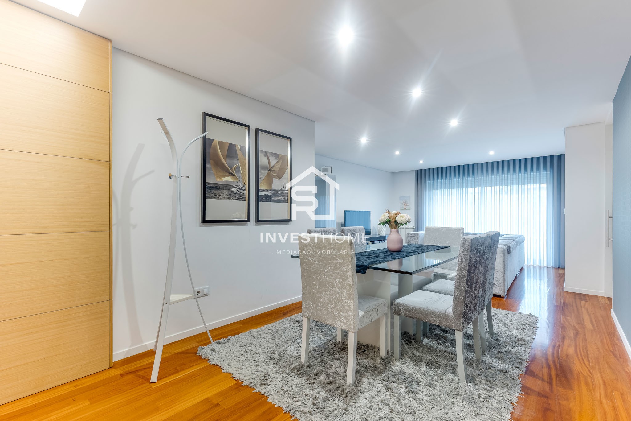 Apartamento T2 | 2 Frentes | 2011 | Varanda | 2 Lug Garagem | Arrumos