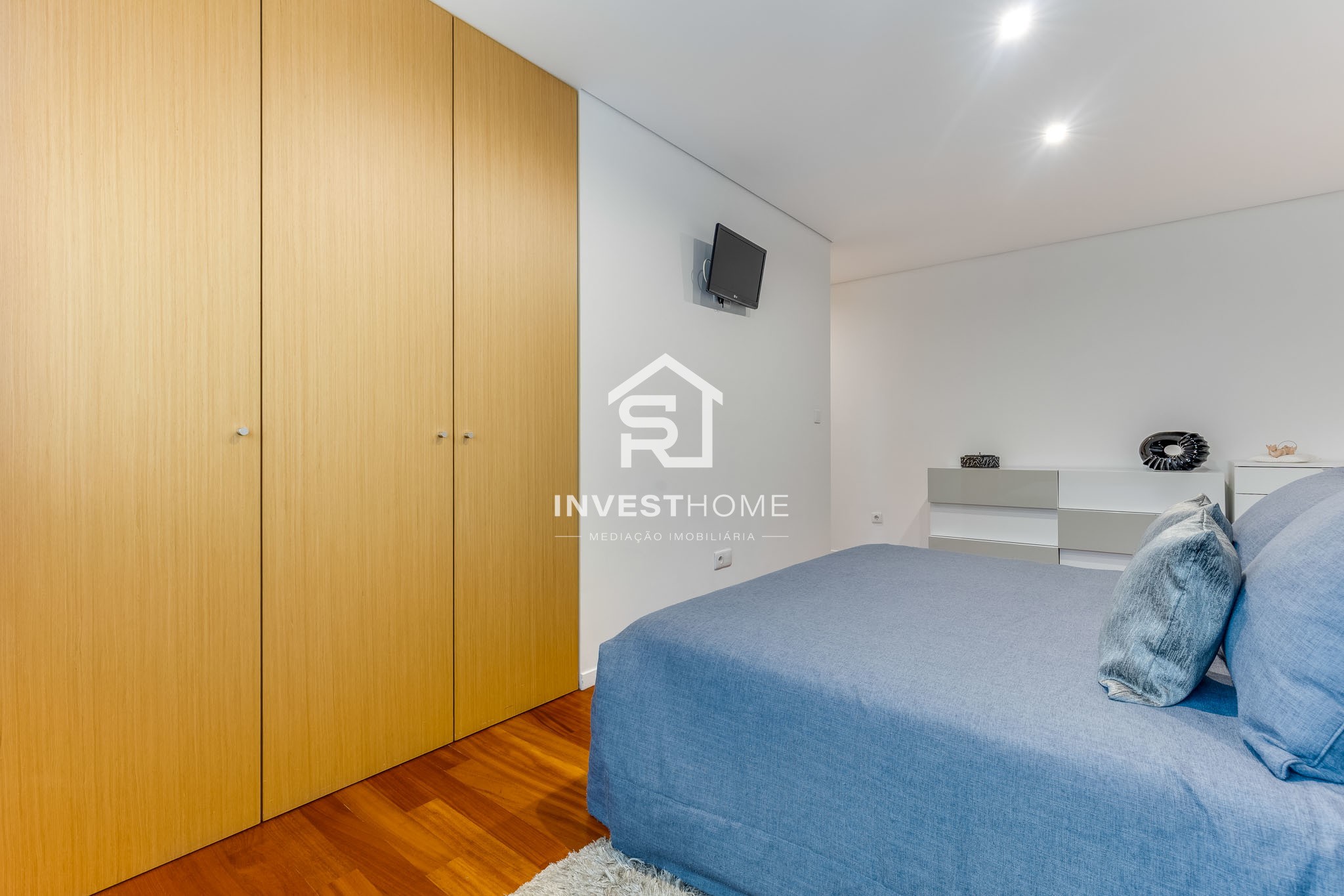 Apartamento T2 | 2 Frentes | 2011 | Varanda | 2 Lug Garagem | Arrumos