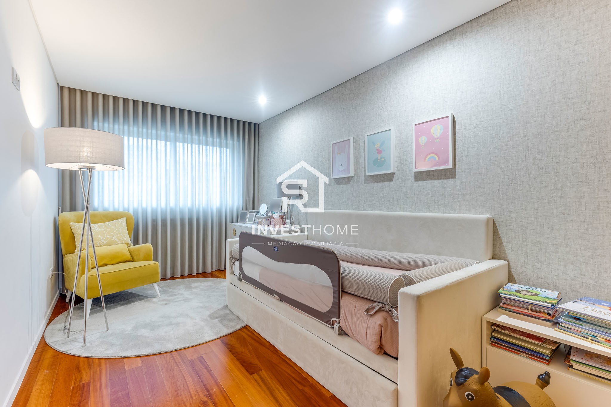 Apartamento T2 | 2 Frentes | 2011 | Varanda | 2 Lug Garagem | Arrumos