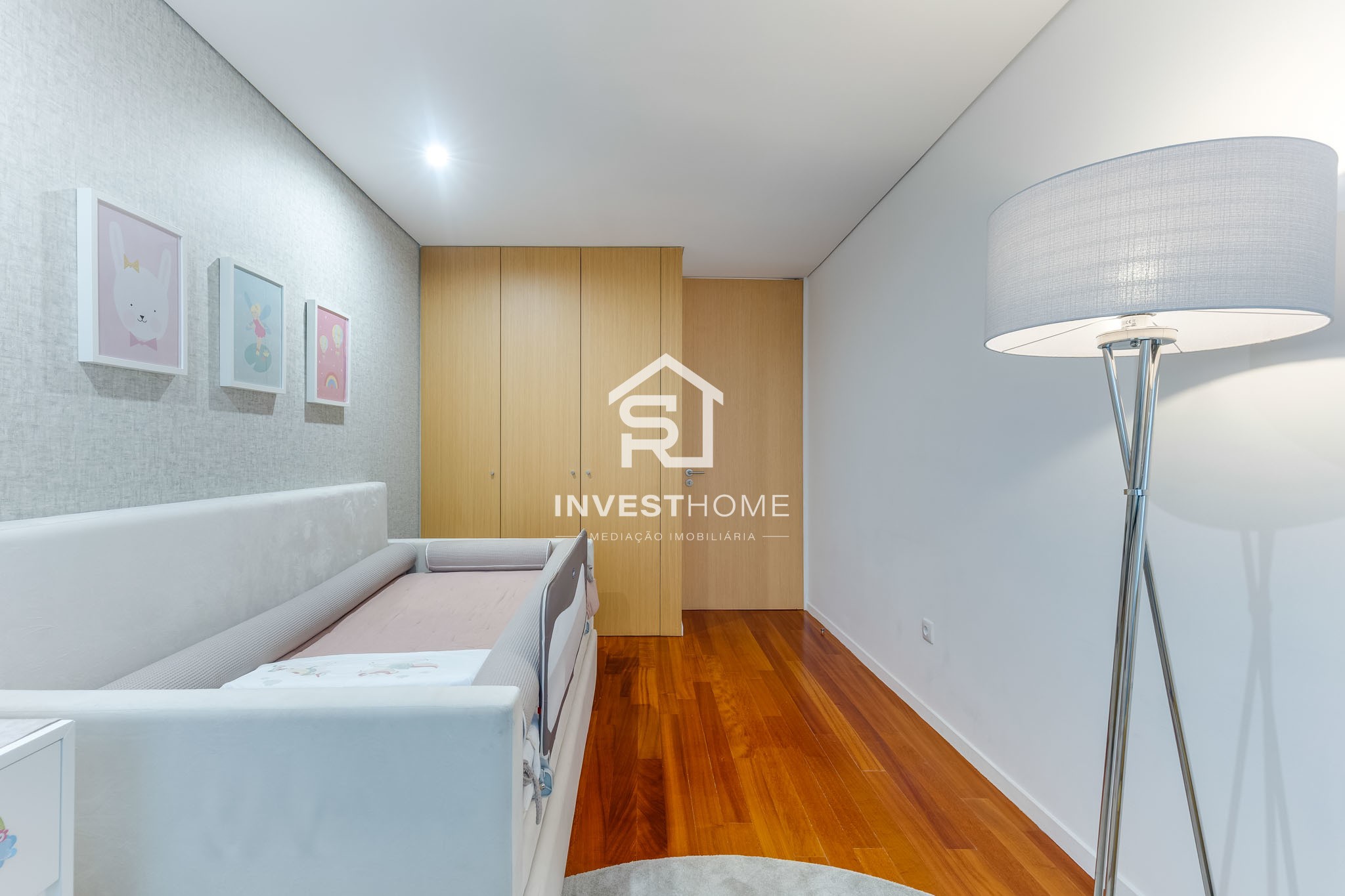 Apartamento T2 | 2 Frentes | 2011 | Varanda | 2 Lug Garagem | Arrumos