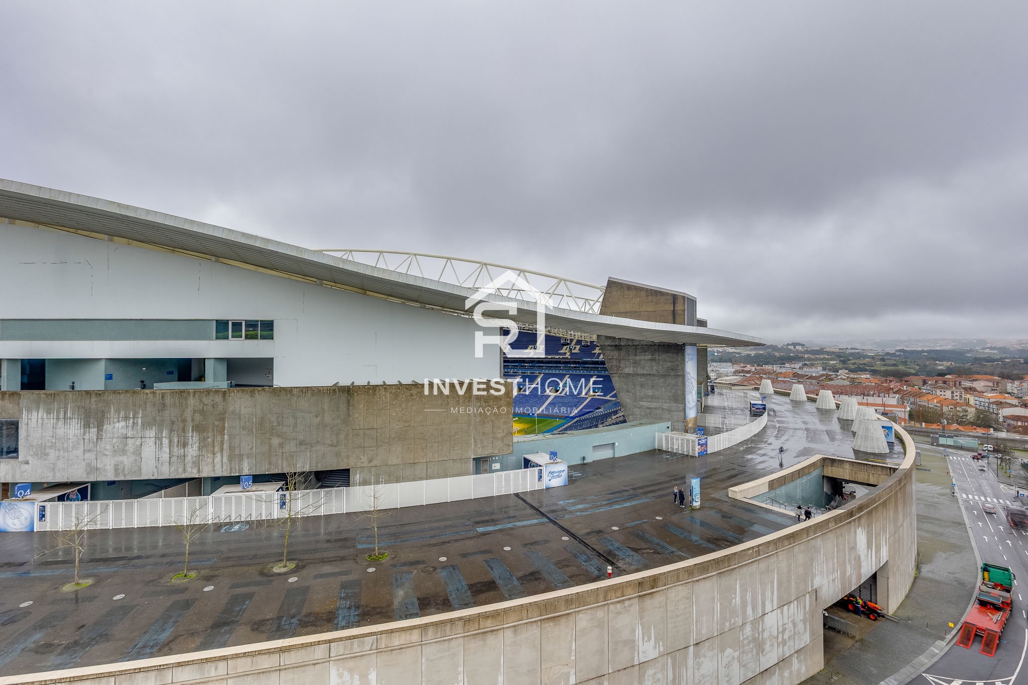 Apartamento T2 | 2 Frentes | 2011 | Varanda | 2 Lug Garagem | Arrumos