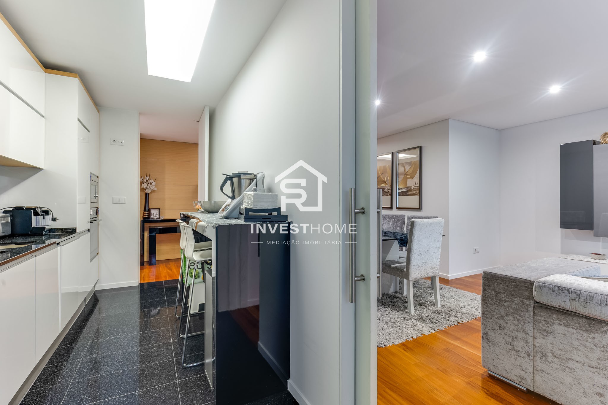 Apartamento T2 | 2 Frentes | 2011 | Varanda | 2 Lug Garagem | Arrumos