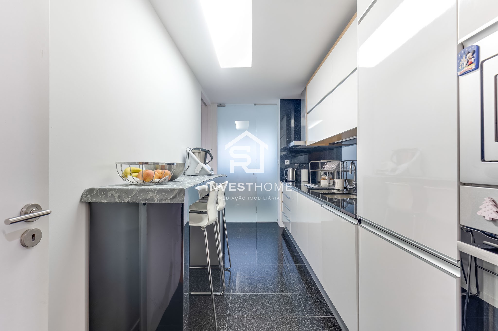Apartamento T2 | 2 Frentes | 2011 | Varanda | 2 Lug Garagem | Arrumos