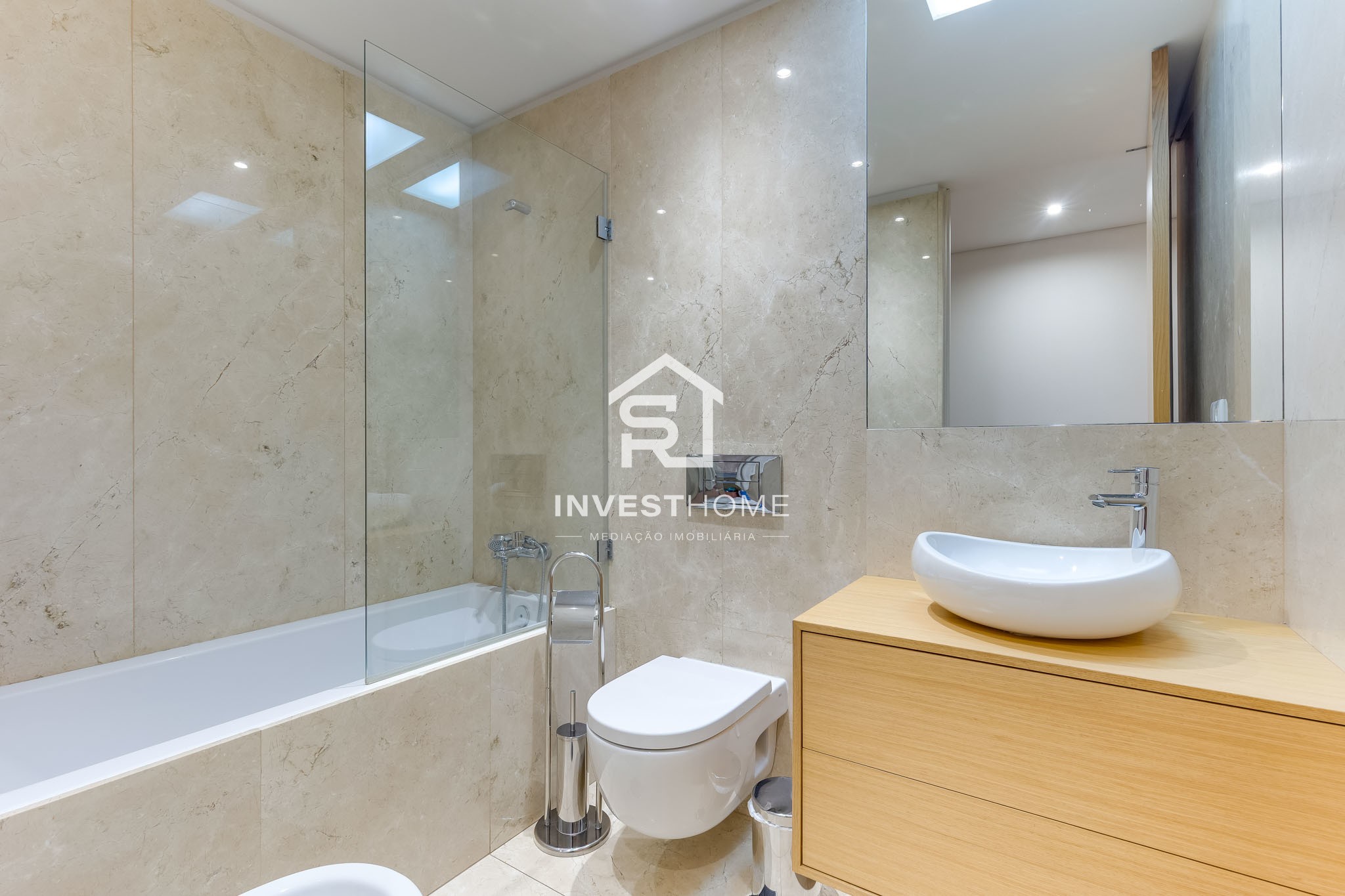 Apartamento T2 | 2 Frentes | 2011 | Varanda | 2 Lug Garagem | Arrumos
