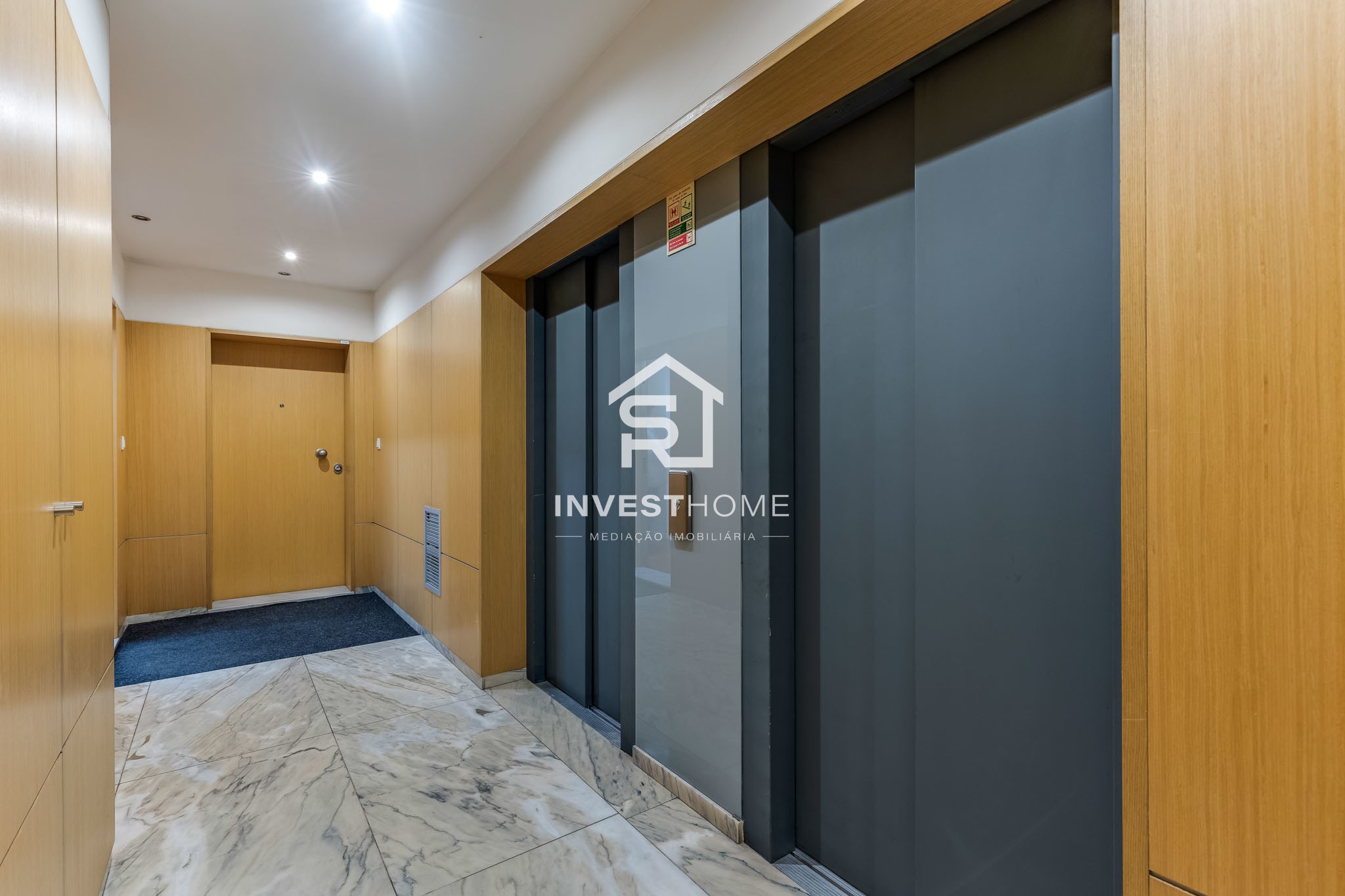 Apartamento T2 | 2 Frentes | 2011 | Varanda | 2 Lug Garagem | Arrumos