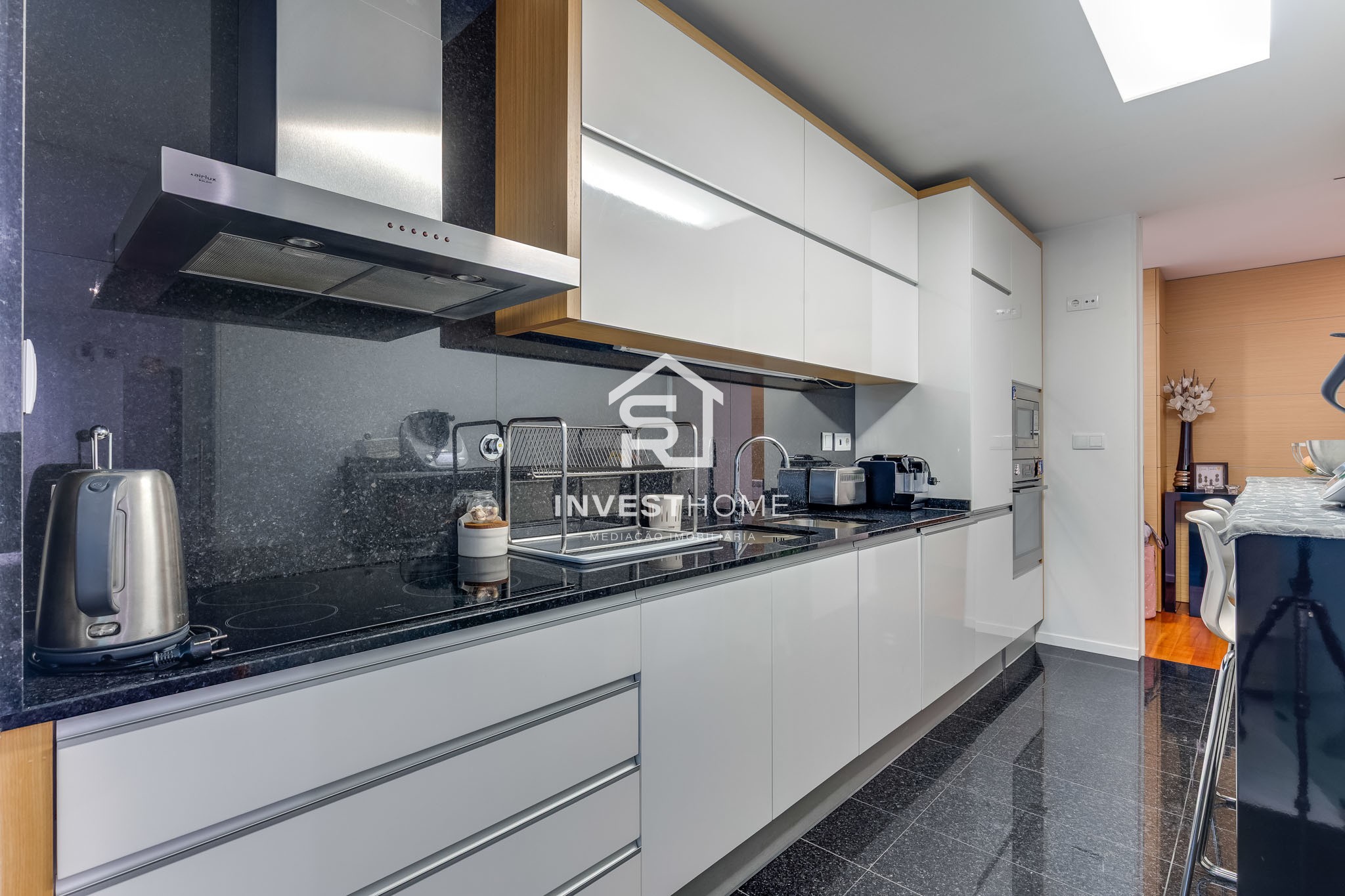 Apartamento T2 | 2 Frentes | 2011 | Varanda | 2 Lug Garagem | Arrumos