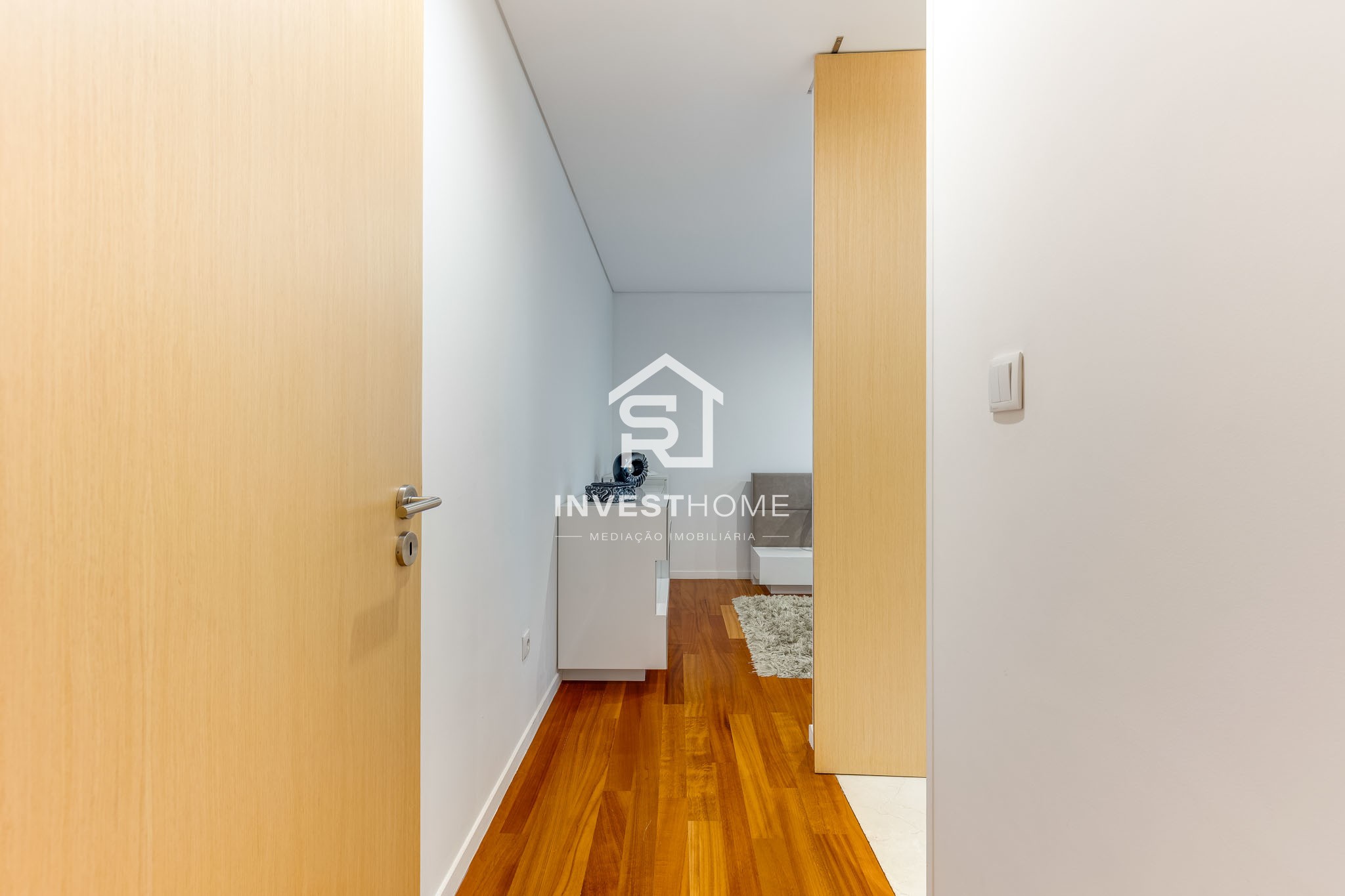 Apartamento T2 | 2 Frentes | 2011 | Varanda | 2 Lug Garagem | Arrumos