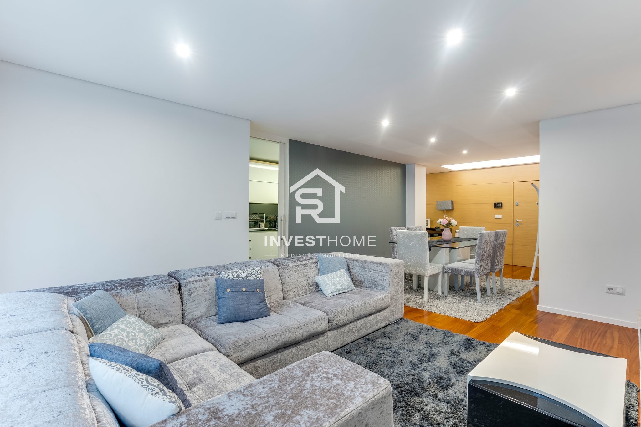 Apartamento T2 | 2 Frentes | 2011 | Varanda | 2 Lug Garagem | Arrumos