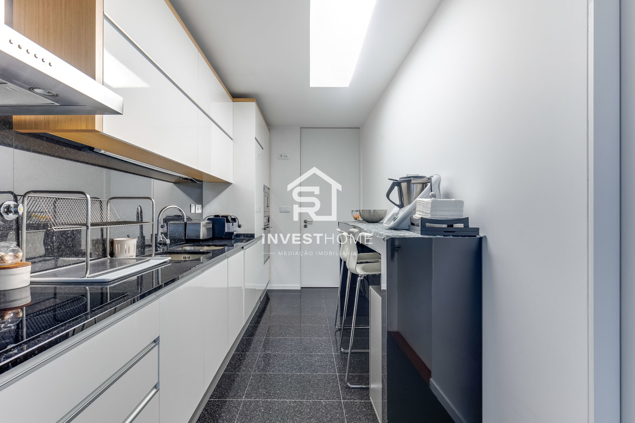 Apartamento T2 | 2 Frentes | 2011 | Varanda | 2 Lug Garagem | Arrumos