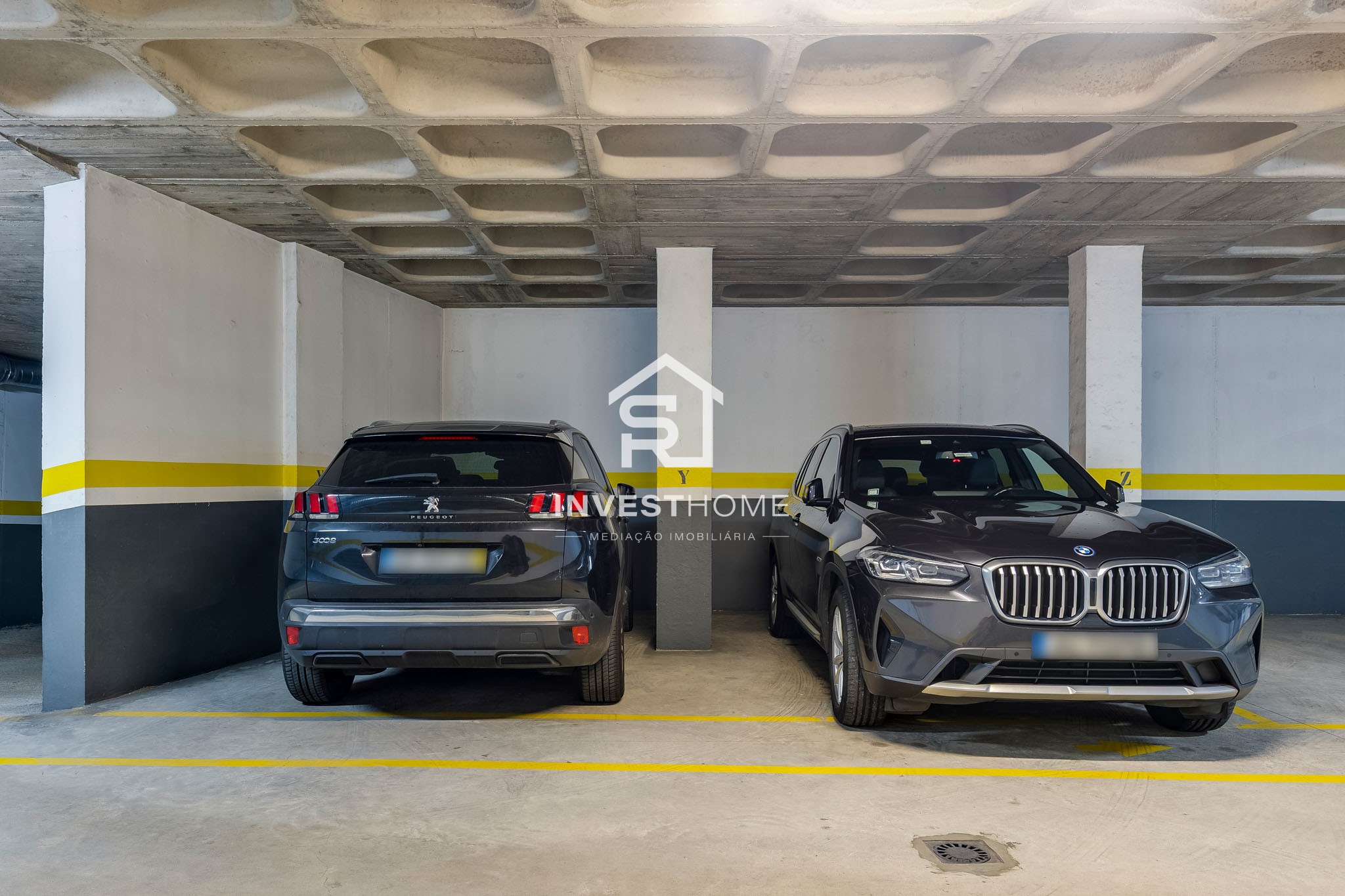 Apartamento T2 | 2 Frentes | 2011 | Varanda | 2 Lug Garagem | Arrumos