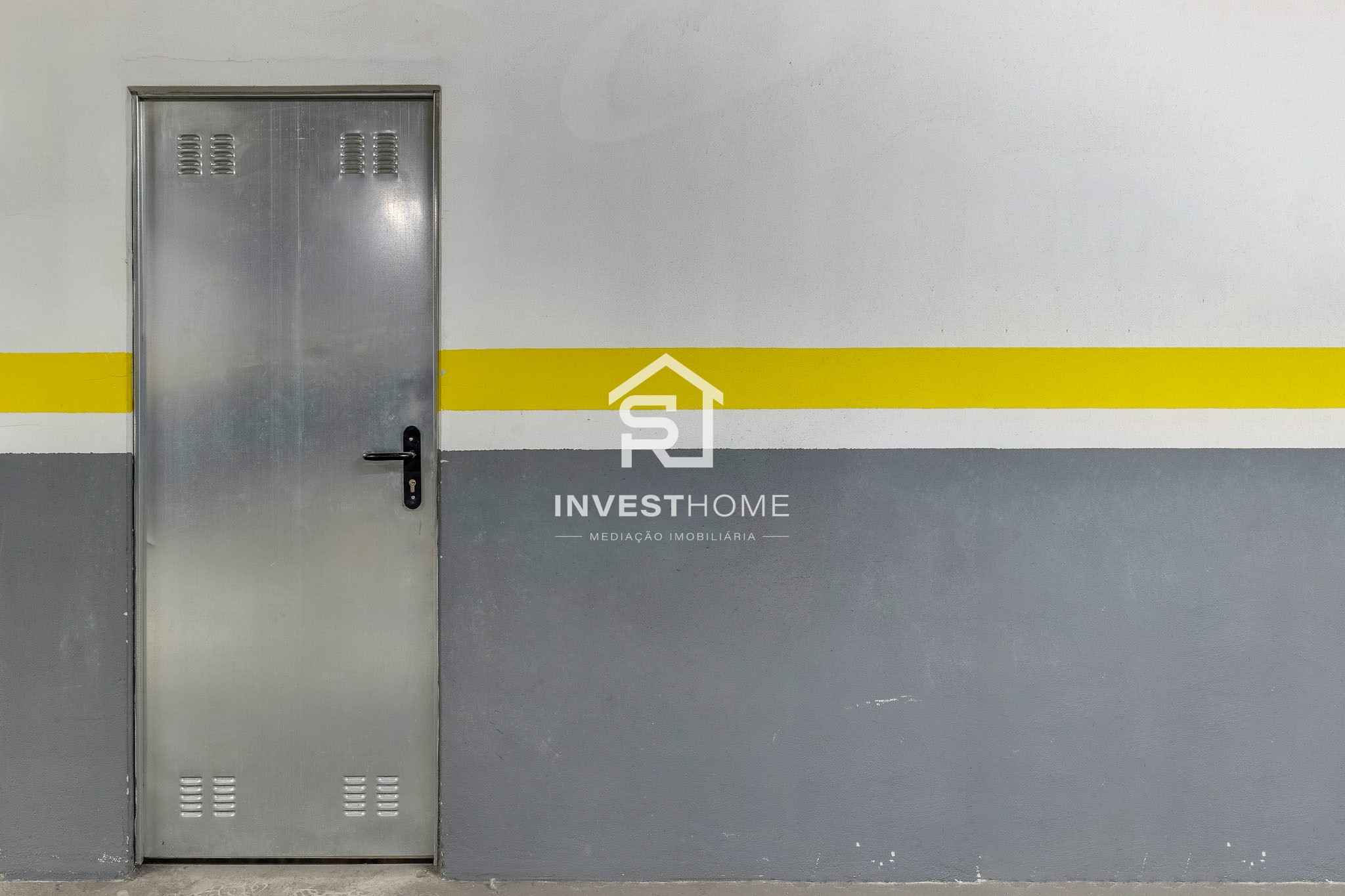 Apartamento T2 | 2 Frentes | 2011 | Varanda | 2 Lug Garagem | Arrumos