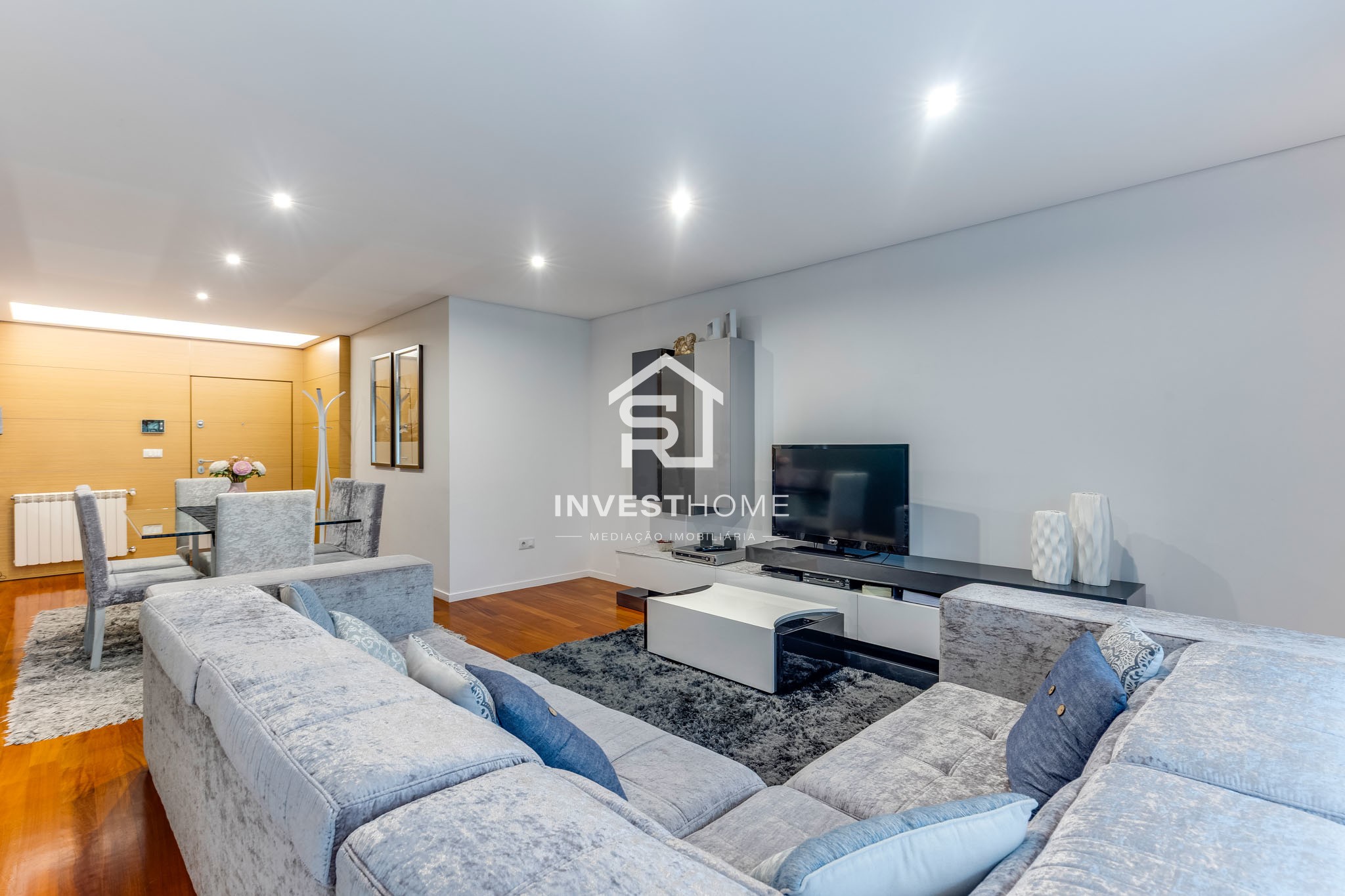 Apartamento T2 | 2 Frentes | 2011 | Varanda | 2 Lug Garagem | Arrumos