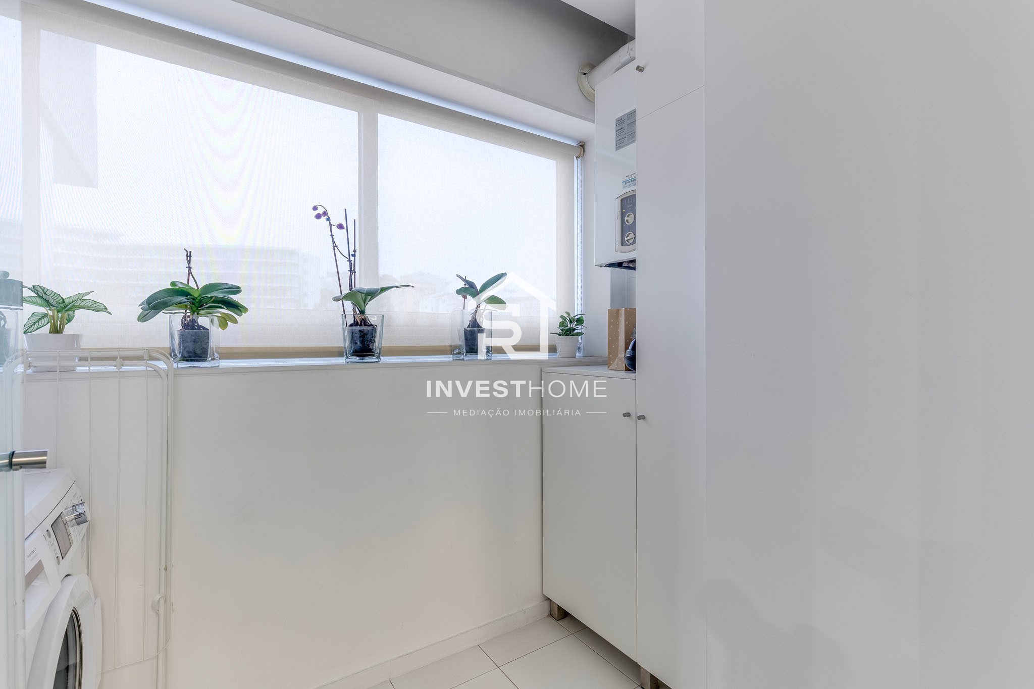Apartamento T2 | 2 Frentes | 2011 | Varanda | 2 Lug Garagem | Arrumos