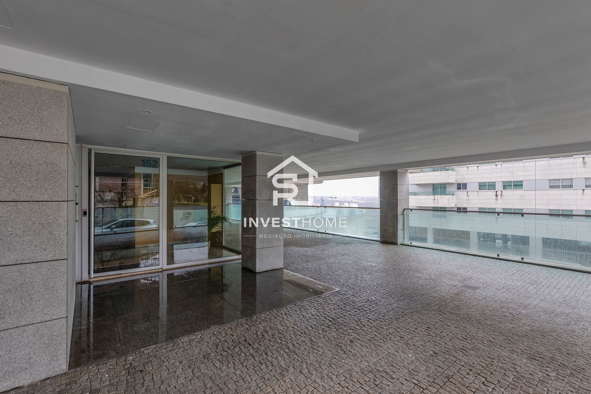 Apartamento T2 | 2 Frentes | 2011 | Varanda | 2 Lug Garagem | Arrumos