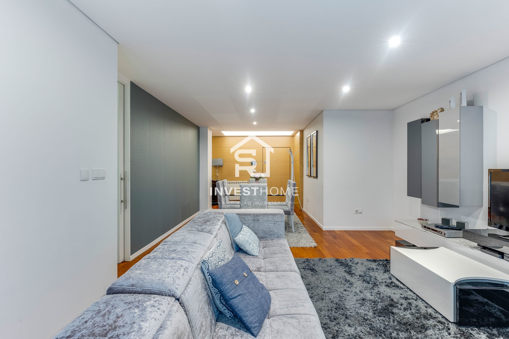 Apartamento T2 | 2 Frentes | 2011 | Varanda | 2 Lug Garagem | Arrumos