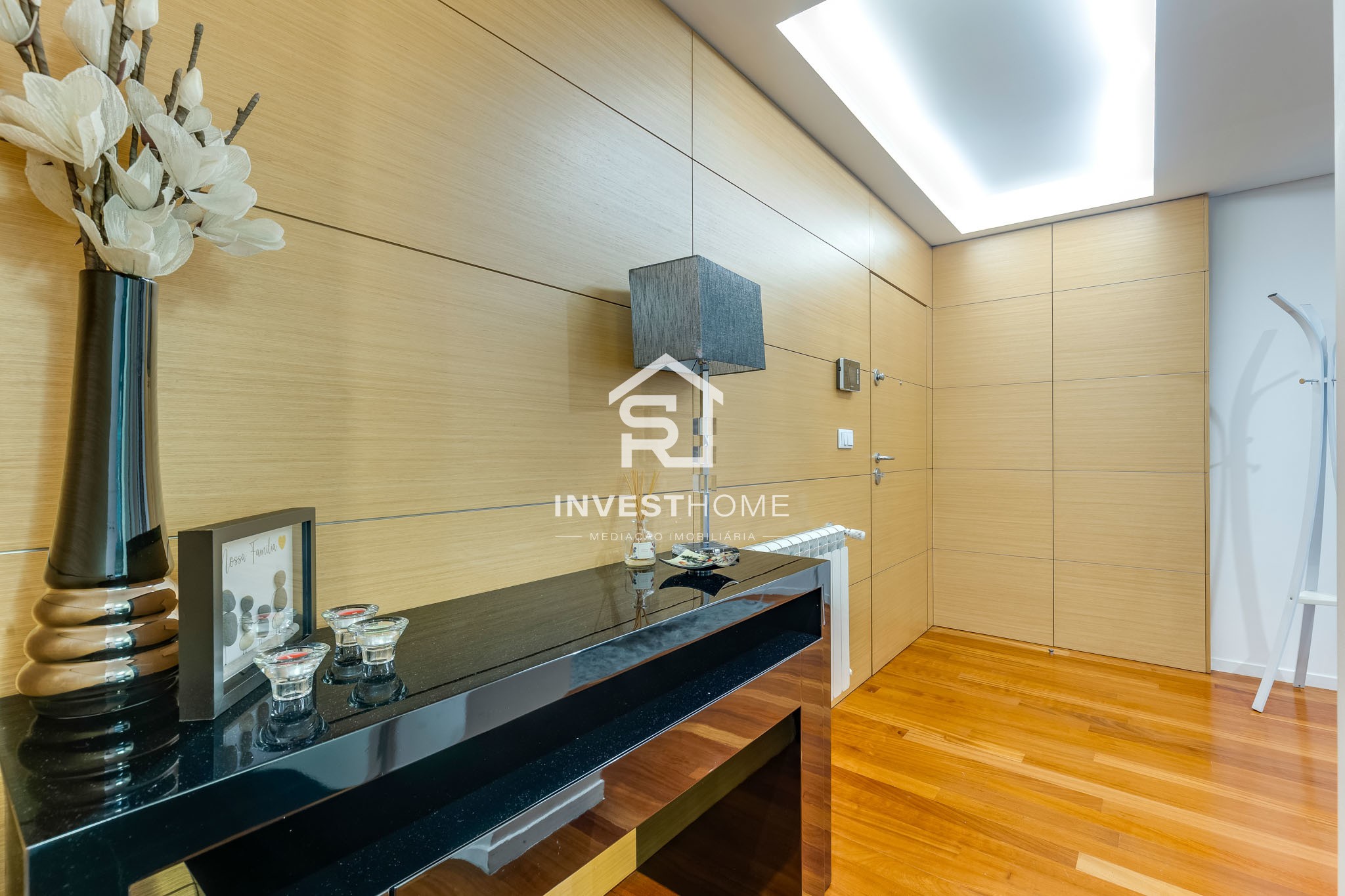 Apartamento T2 | 2 Frentes | 2011 | Varanda | 2 Lug Garagem | Arrumos