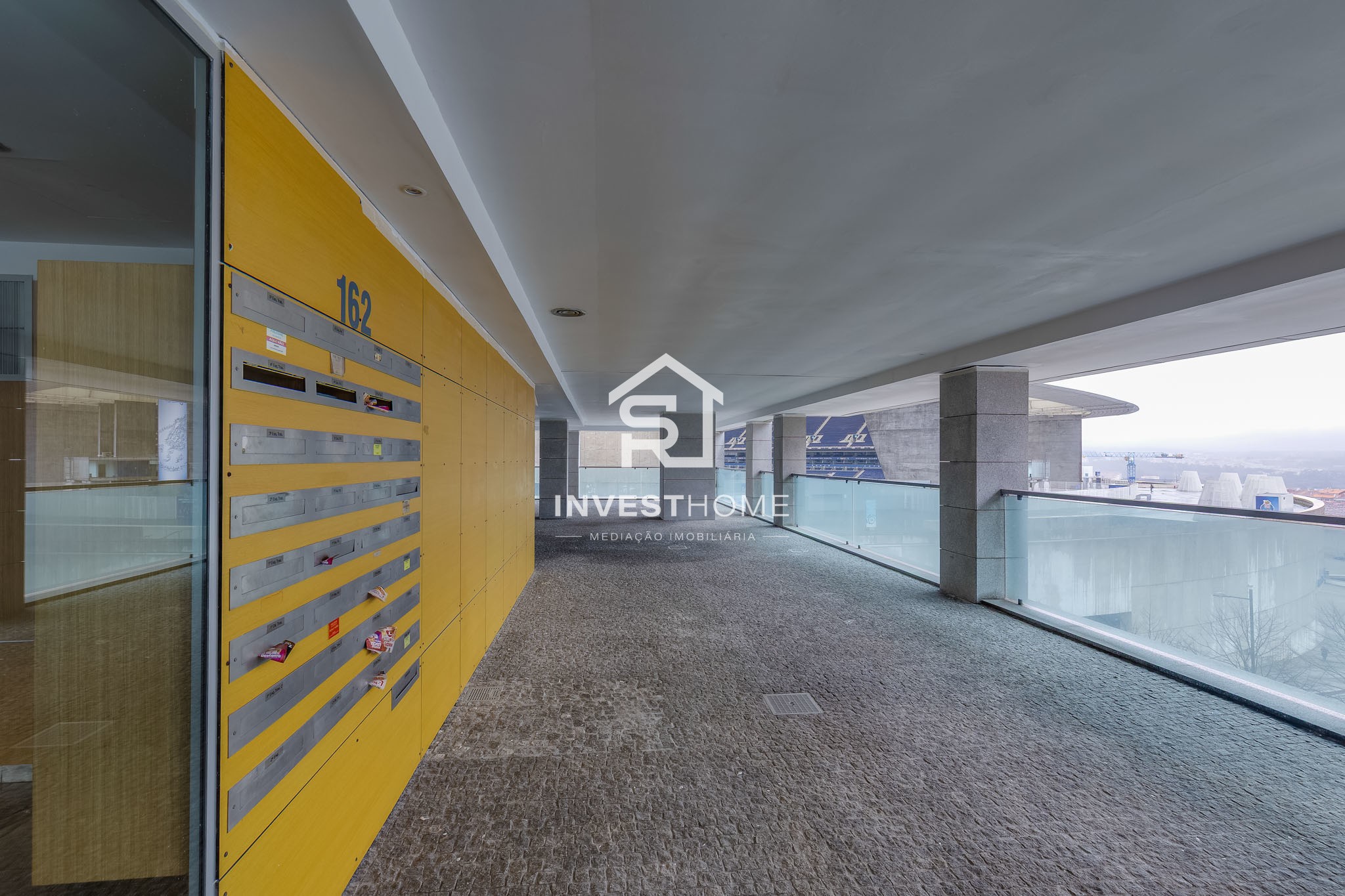 Apartamento T2 | 2 Frentes | 2011 | Varanda | 2 Lug Garagem | Arrumos