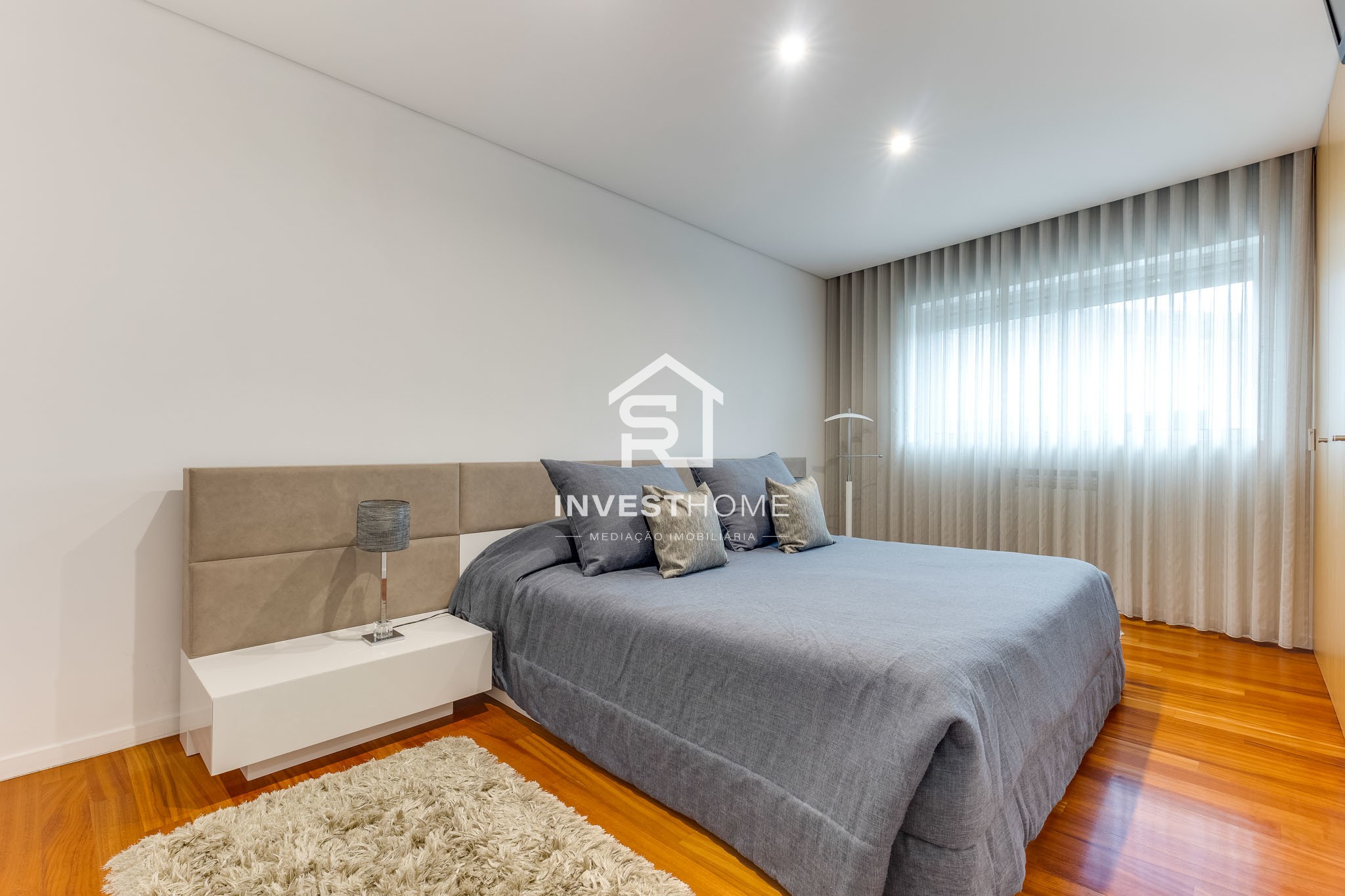 Apartamento T2 | 2 Frentes | 2011 | Varanda | 2 Lug Garagem | Arrumos