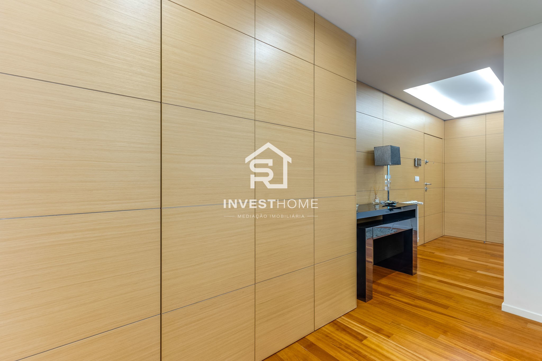 Apartamento T2 | 2 Frentes | 2011 | Varanda | 2 Lug Garagem | Arrumos