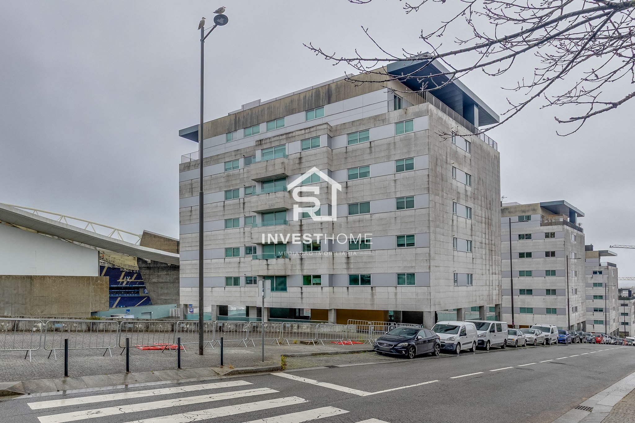 Apartamento T2 | 2 Frentes | 2011 | Varanda | 2 Lug Garagem | Arrumos