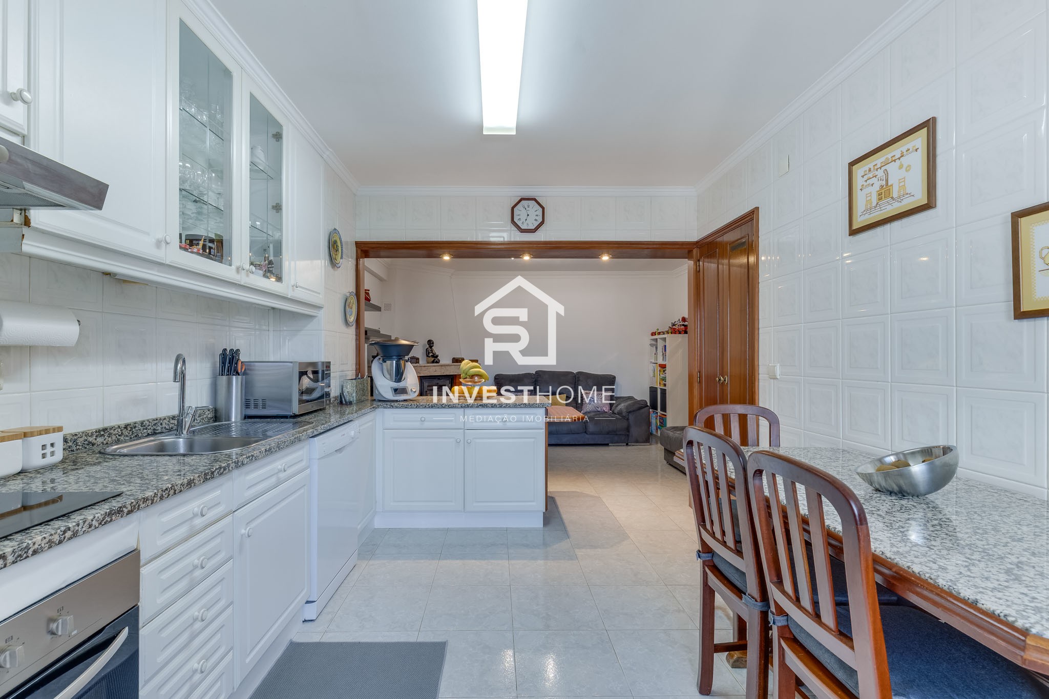 Apartamento T2 | A 350 m da Estação de Metro | Lug. Garagem e Arrumos | Excelente estado conservação