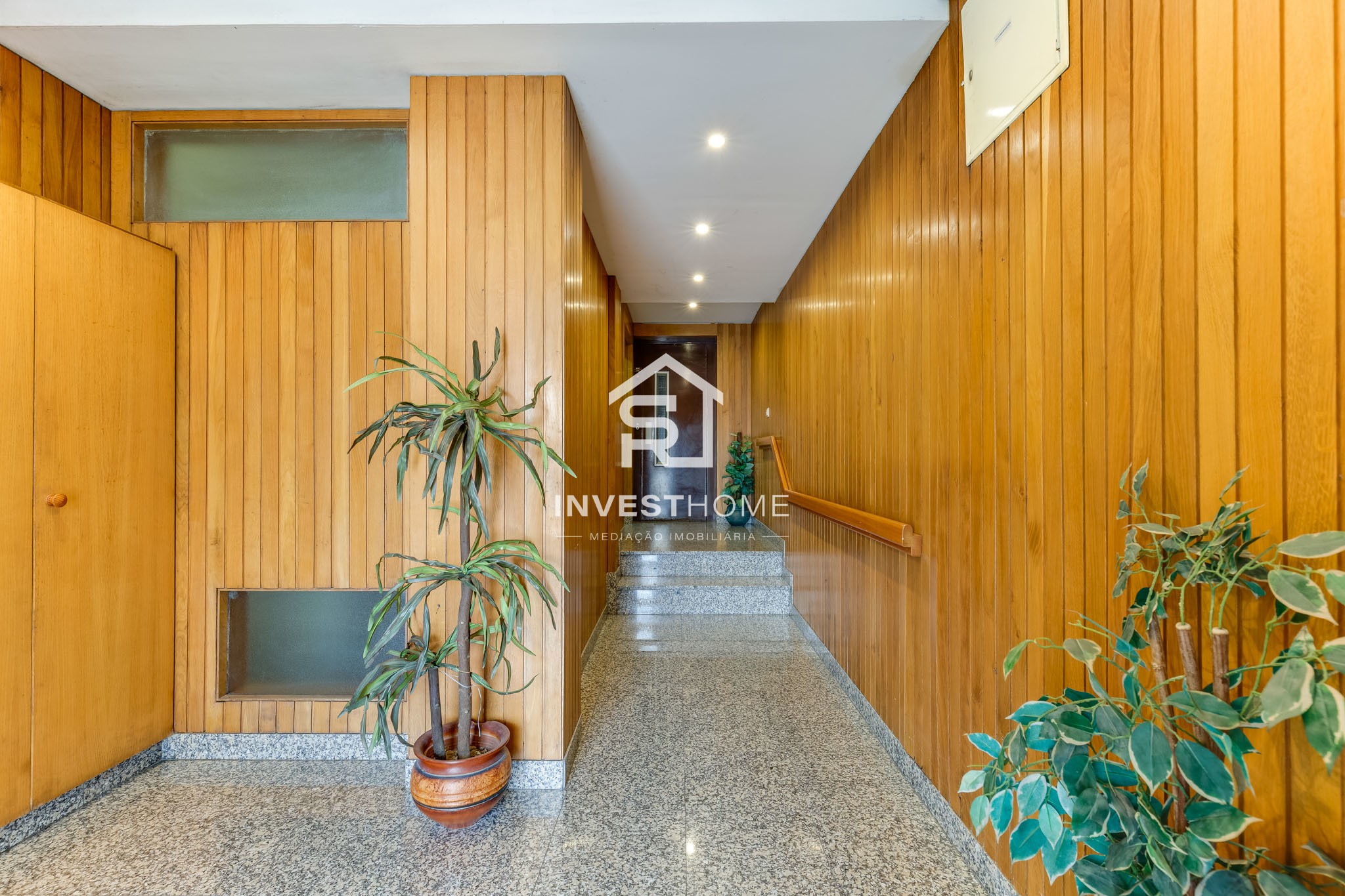 Apartamento T2 | A 350 m da Estação de Metro | Lug. Garagem e Arrumos | Excelente estado conservação