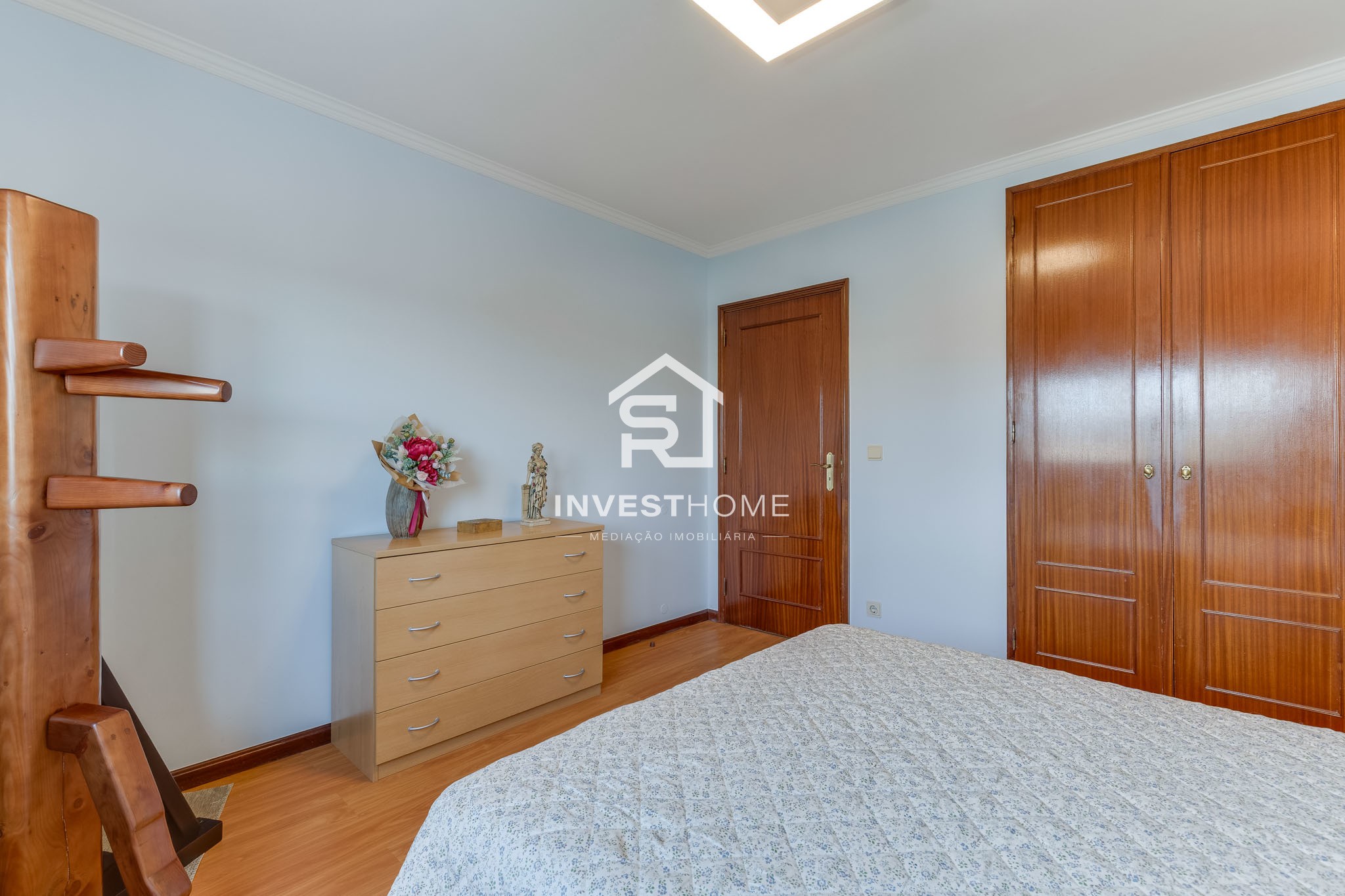 Apartamento T2 | A 350 m da Estação de Metro | Lug. Garagem e Arrumos | Excelente estado conservação