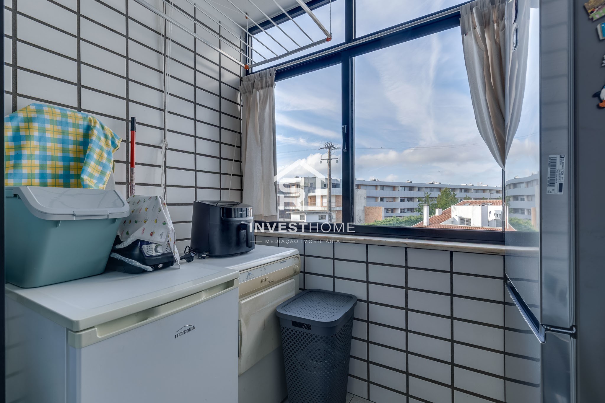 Apartamento T2 | A 350 m da Estação de Metro | Lug. Garagem e Arrumos | Excelente estado conservação