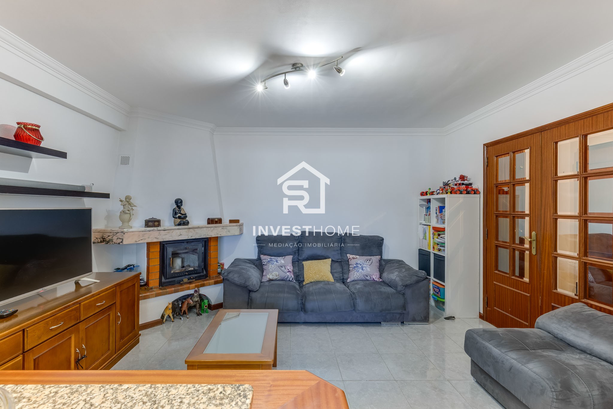 Apartamento T2 | A 350 m da Estação de Metro | Lug. Garagem e Arrumos | Excelente estado conservação