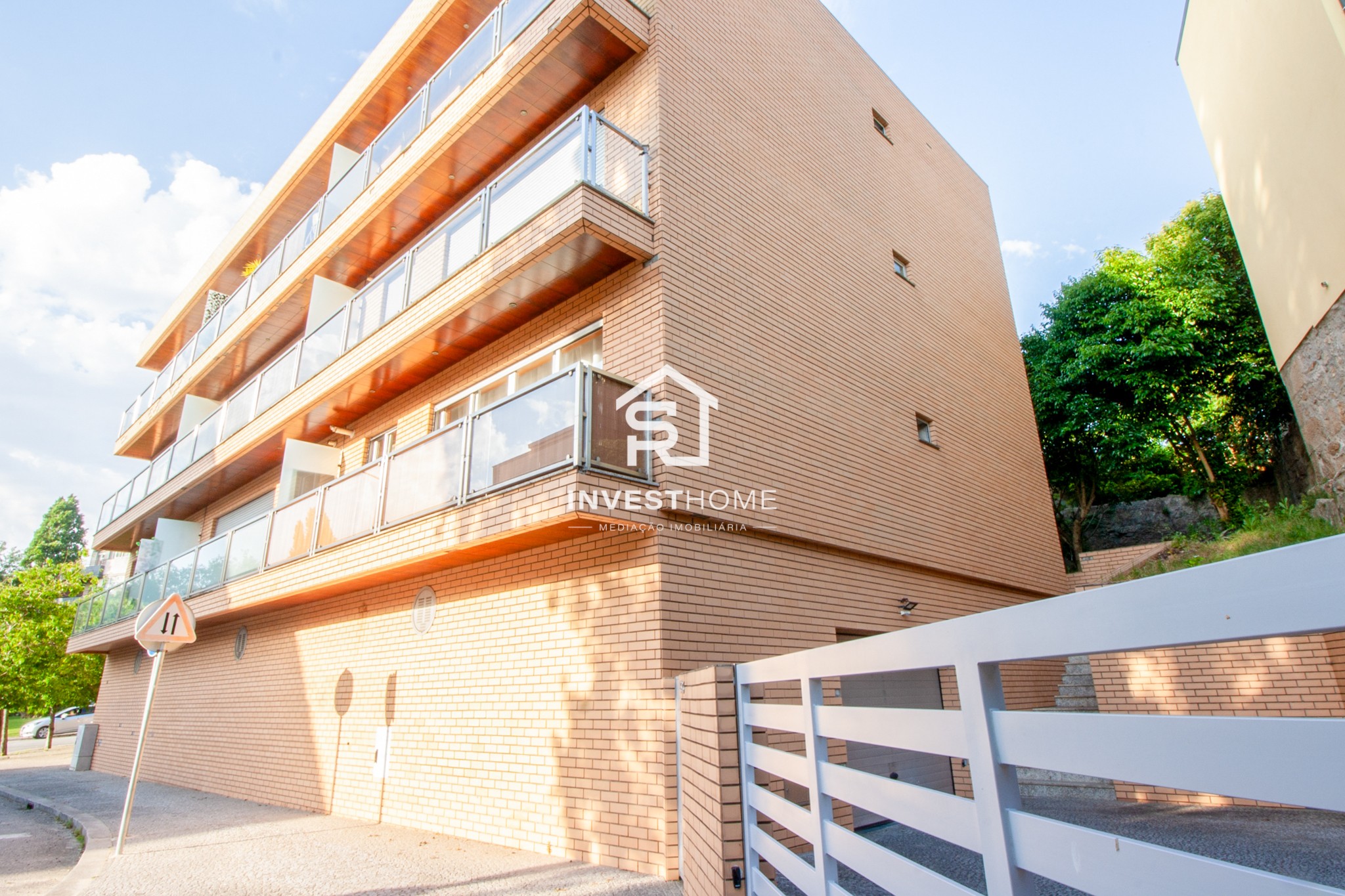 Apartamento T2 | Mobilado e Equipado | Varandas | Lugar de Garagem | Arrumos | Matosinhos