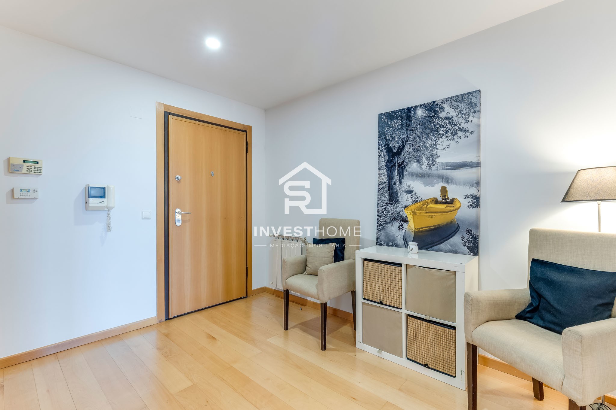 Apartamento T2 | Renovado | Metro | Garagem 2 viaturas | Arrumos